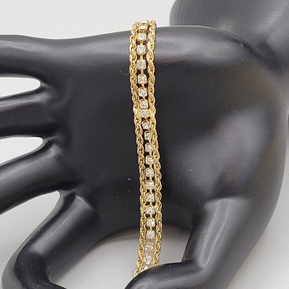 Jewelry - Gold Tone Rope Chain Bracelet Crystal Center Prong Set Fold Over Close 6 3/4"